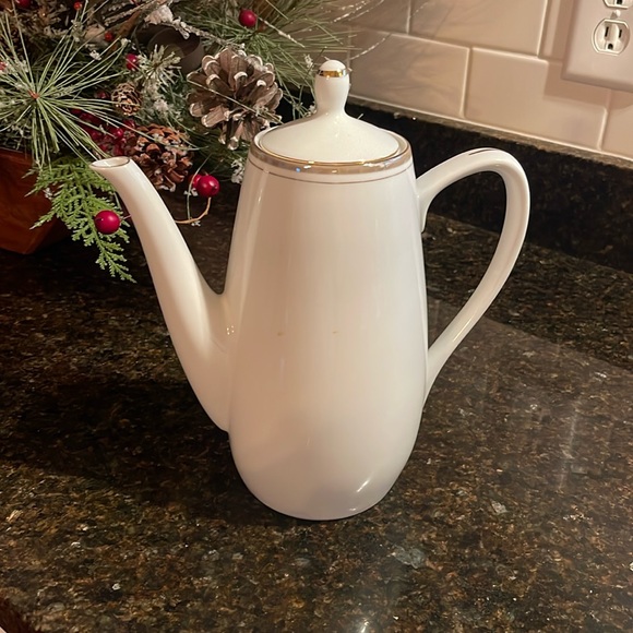 Vintage Royalton China Company Porcelain Teapot with some wear from age and use - Picture 1 of 14